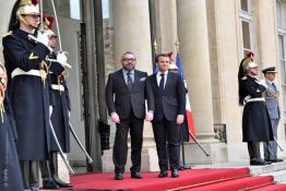 Image du Maroc Professionnelle de  Le président Français Emmanuel Macron reçoit Sa Majesté le Roi Mohammed VI au Palais de l'Elysée 10 Avril 2018.. (Photo/ SPPR) via Jalilbounhar.com. 